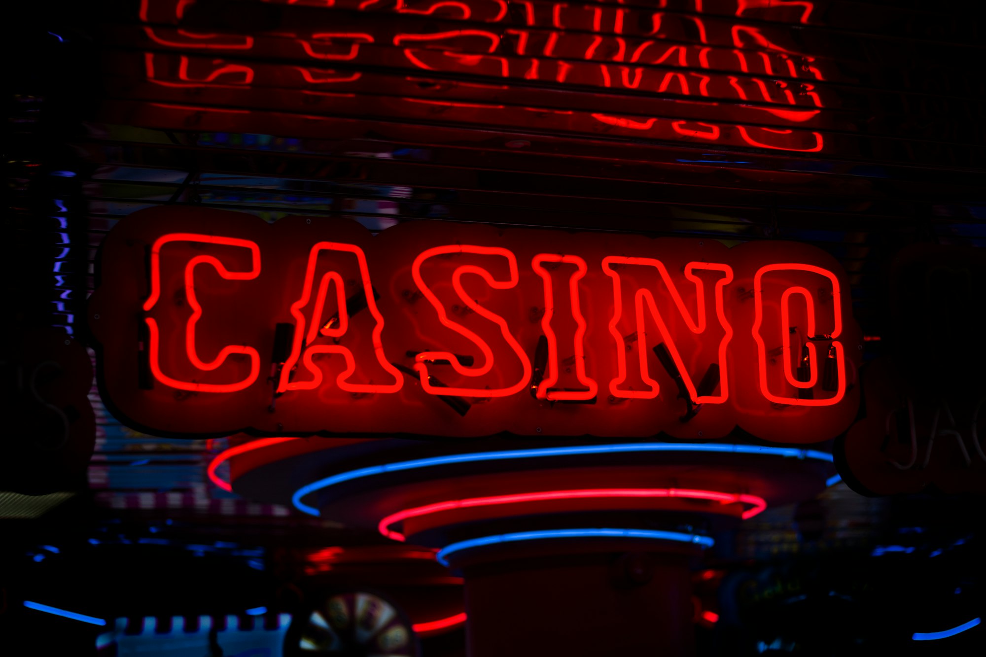 A Comparative Analysis Of Land-Casinos and Online Casinos in South Africa 2024